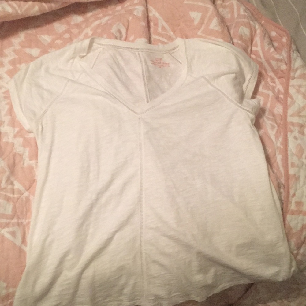 Vineyard Vines white tee shirt